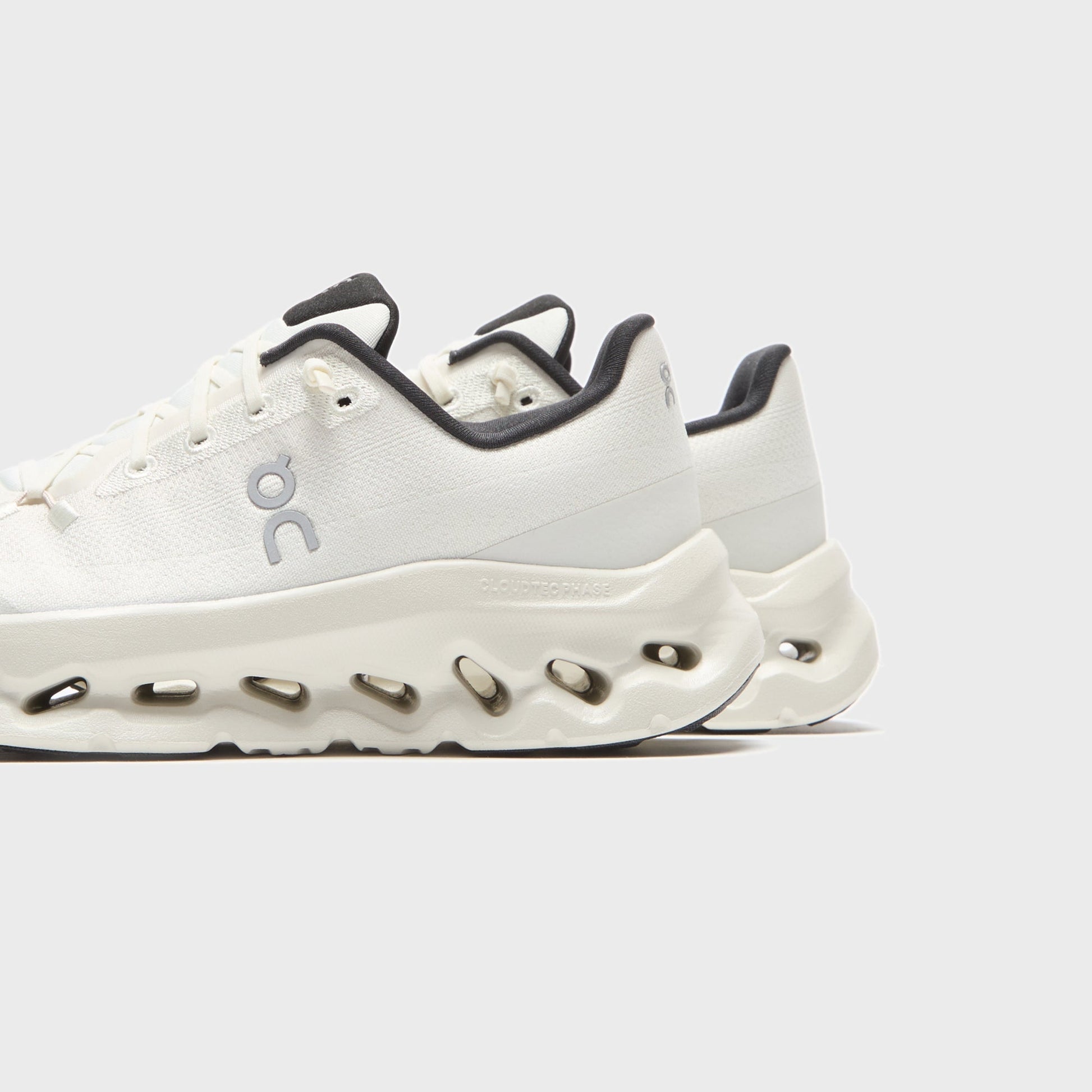 On Running WMNS Cloudtilt - Pearl / Black